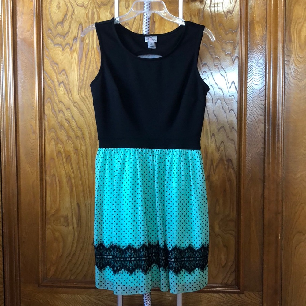 Storm Shortsleeved Dress w/ Cutout on Upper Back L